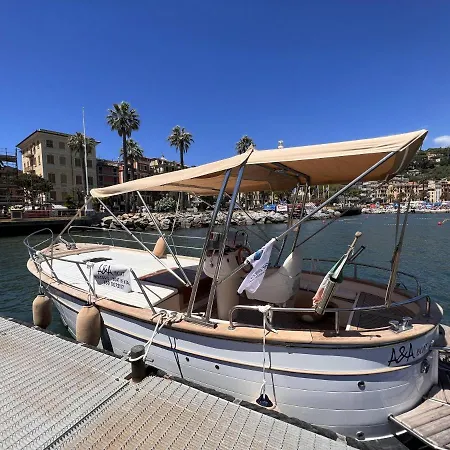 Welcome Riviera - La Viola, 70 Sqm, 1bedroom,1 Bathroom, Air Conditioning, Wifi, At 5 Min From And Train Station In Rapallo, Private Garage Available On Request At 20,00 Per Night