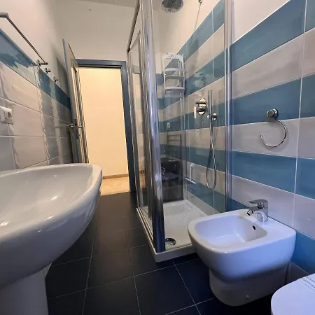 Welcome Riviera - La Viola, 70 Sqm, 1bedroom,1 Bathroom, Air Conditioning, Wifi, At 5 Min From And Train Station In Rapallo, Private Garage Available On Request At 20,00 Per Night * 拉帕洛