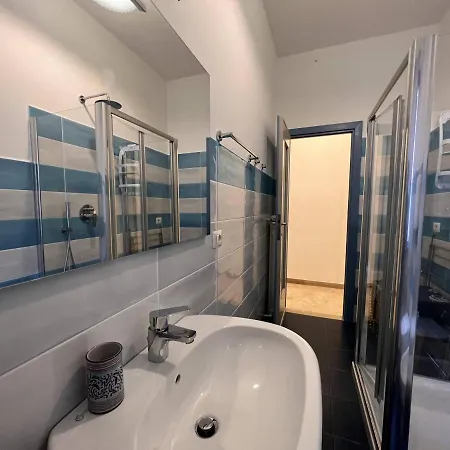 Welcome Riviera - La Viola, 70 Sqm, 1bedroom,1 Bathroom, Air Conditioning, Wifi, At 5 Min From And Train Station In Rapallo, Private Garage Available On Request At 20,00 Per Night راباللو