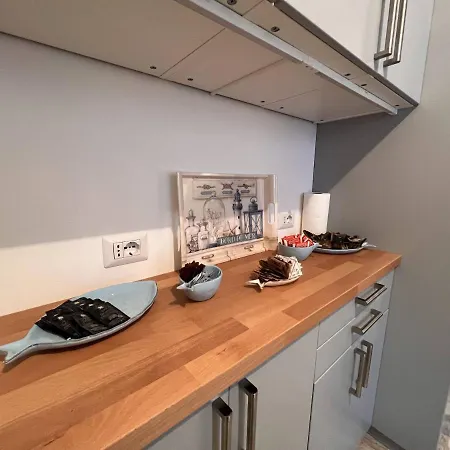 Welcome Riviera - La Viola, 70 Sqm, 1bedroom,1 Bathroom, Air Conditioning, Wifi, At 5 Min From And Train Station In Rapallo, Private Garage Available On Request At 20,00 Per Night شقة *